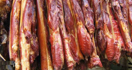 香肠腊肉飘香 今年价格走低 专家:四川生猪供给充足