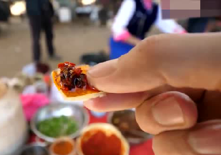 在云南吃一盘生猪肉是什么体验 老外带你涨姿势