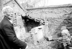 猪圈下雨坍塌露出13具尸体，知晓他们身份后，村民慌了！