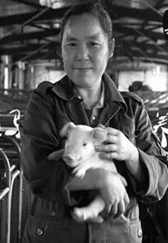 我妈妈是个养猪人，她抱猪比抱我还多…
