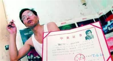 那个卖猪肉的北大毕业生已经50岁了，他现在过得怎么样了？