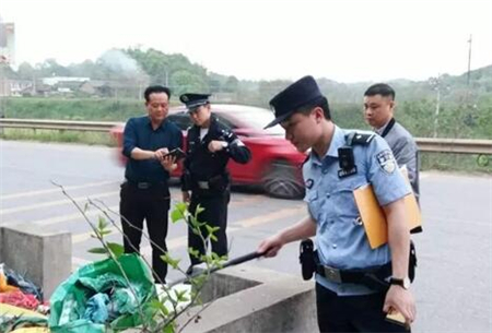 注意！这个属于违法行为，猪场司机非法倾倒输精瓶输精管被抓！