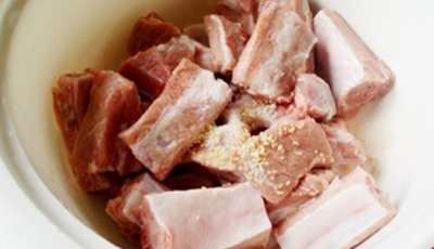 排骨开始涨价了，近期鱼粉直降1500元/吨，豆粕猛跌350元/吨，接下来会是猪价上涨吗？