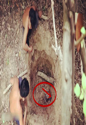 原始技术：两人砍下竹子合伙修建养猪圈，就等着年底吃猪肉了！