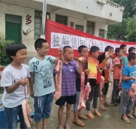 这所小学奖励优秀学生每人两斤猪肉！背后还有一段感人故事…