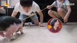 武艺逗猪跪地上喊二师兄，猪猪吓尿!