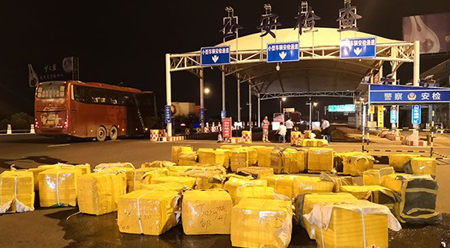 大客车行李箱内飘出肉腥味 原是装了近58箱2.5吨生猪肉