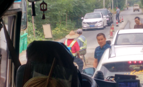 进入疫区仍需依次消毒，交警和检疫员蹲候路旁