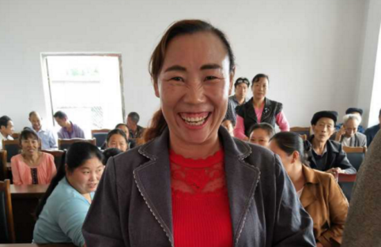 大井镇新房村举行贫困户入股生猪养殖分红大会