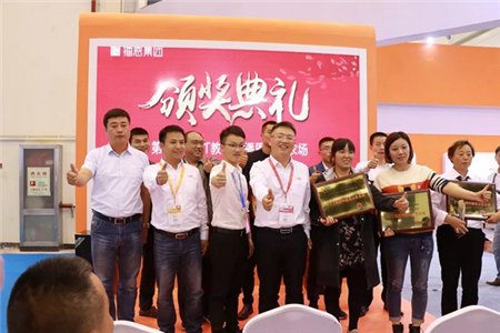 美女李曼播恩爱，盛世畜牧播恩心