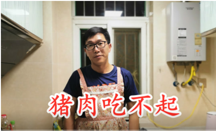 打工小伙自编一首《猪肉吃不起》，唱的句句现实，真有才！