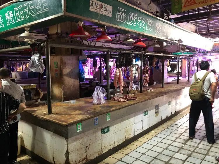 重庆猪肉摊主持刀杀害2人，知情者透露起因，现场画面曝光！