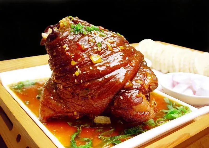 女子啃了3斤猪蹄膀，结果被叫进派出所……